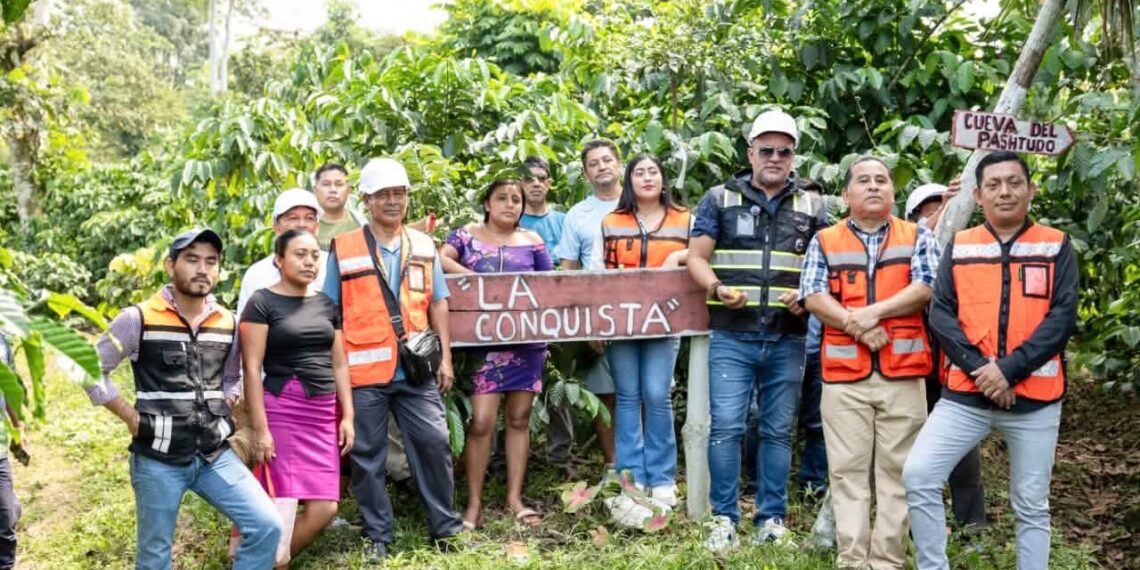 Fabián Barrios impulsan camino saca cosechas para fortalecer producción y turismo en el ejido la Trinidad.