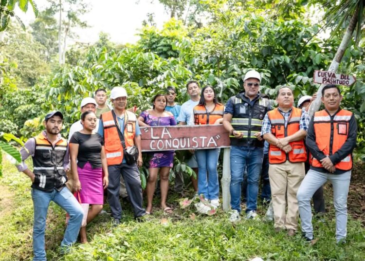Fabián Barrios impulsan camino saca cosechas para fortalecer producción y turismo en el ejido la Trinidad.