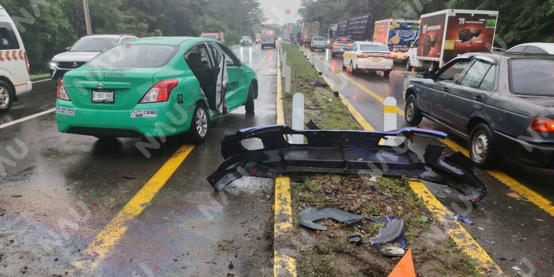 Choque entre tráiler y taxi deja daños materiales en la vía Tapachula-Huehuetán