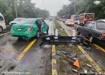 Choque entre tráiler y taxi deja daños materiales en la vía Tapachula-Huehuetán