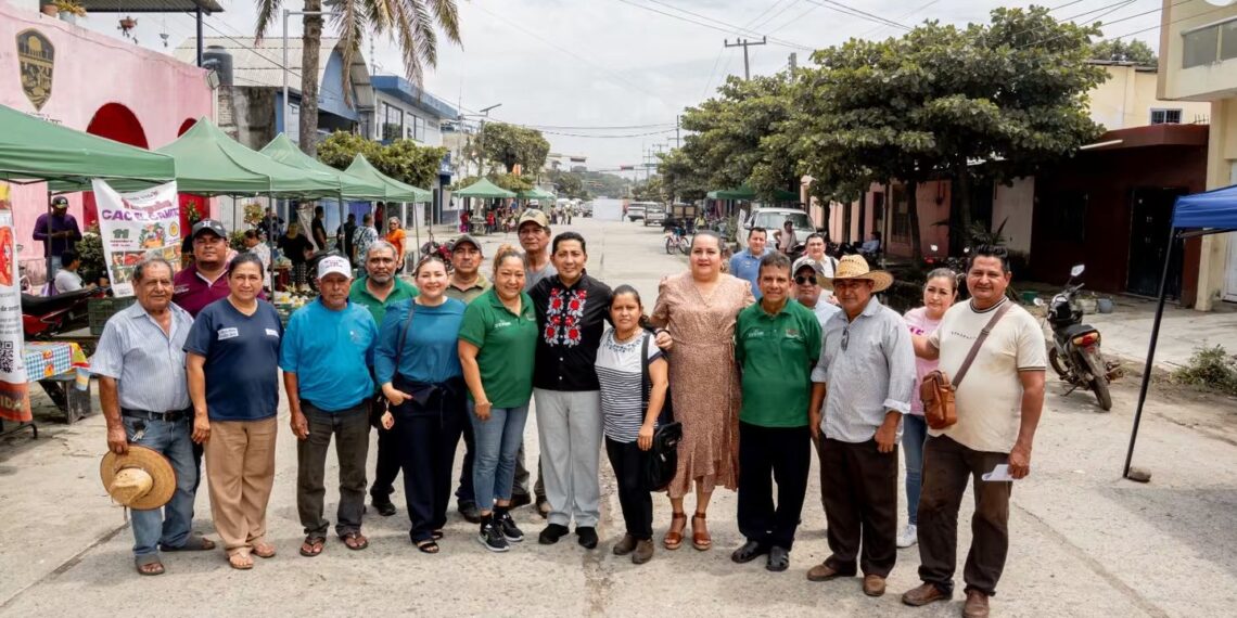 Elmer Vázquez invita a consumir local en el Tianguis Comunitario de Sembrando Vida en Suchiate