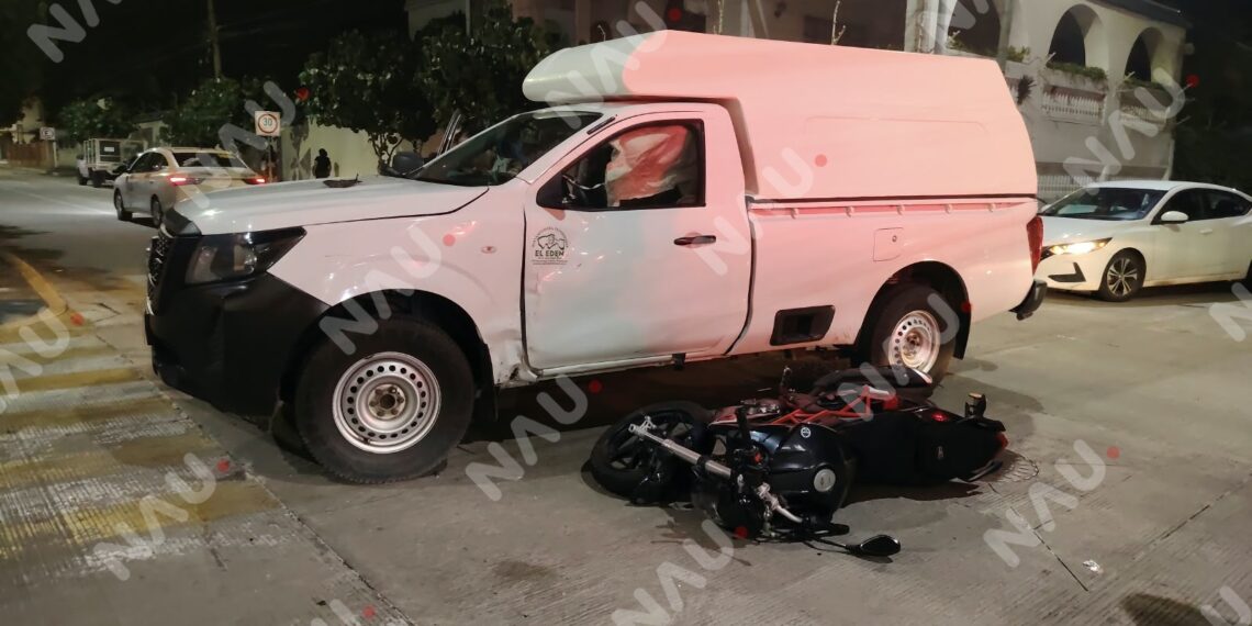 Choque entre camioneta y motocicleta deja un lesionado en el centro de Tapachula