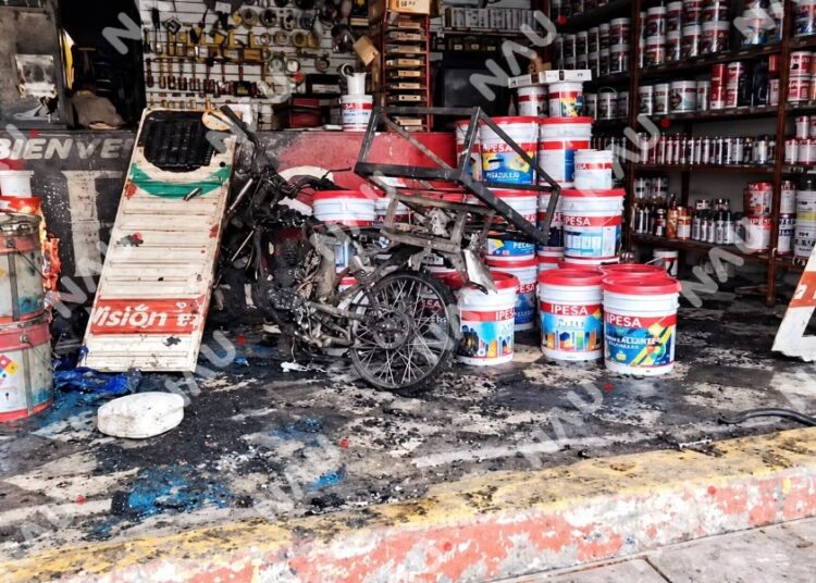 INCENDIO MOVILIZA A BOMBEROS EN EL CENTRO DE TAPACHULA