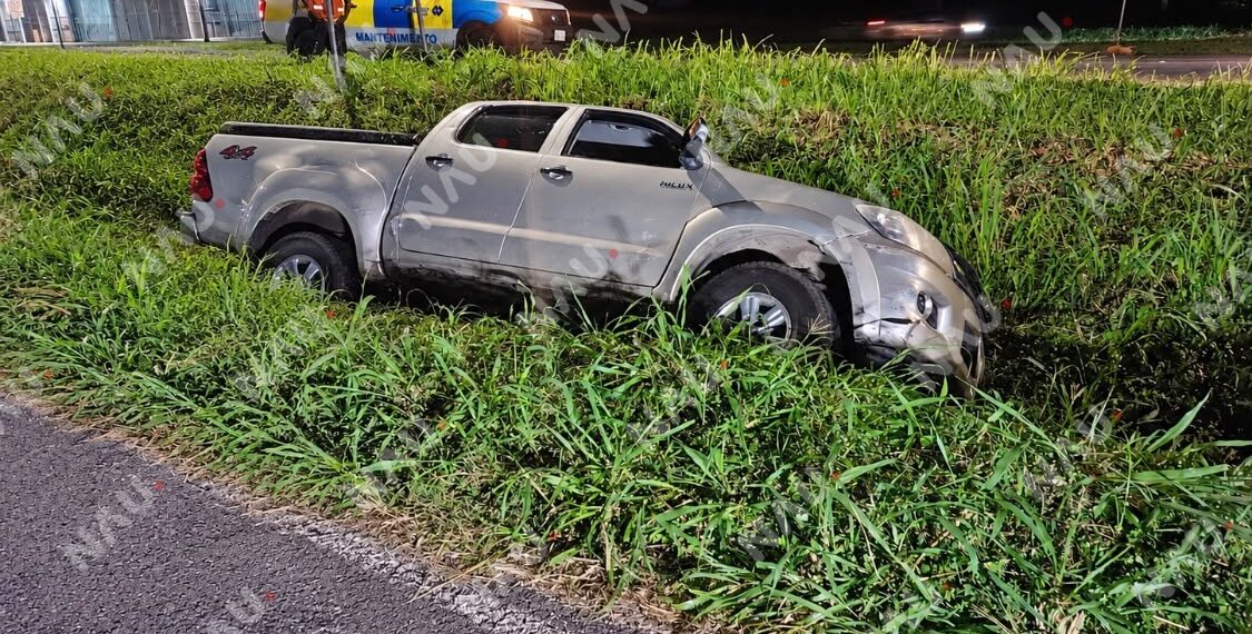 Vehículo sale de la carretera en libramiento de Tuxtla Chico; no hubo lesionados