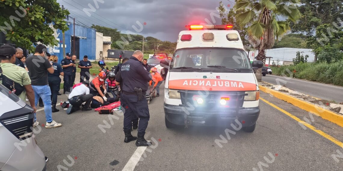 Policía cae de patrulla en movimiento en la carretera Costera de Tapachula