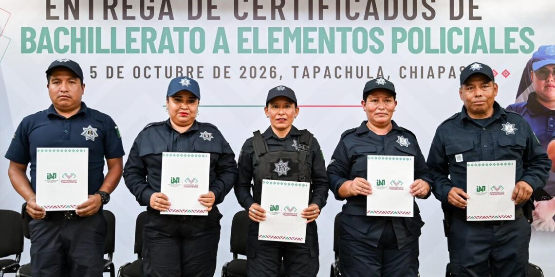 Eduardo Ramírez entrega certificados de bachillerato a policías de seis municipios