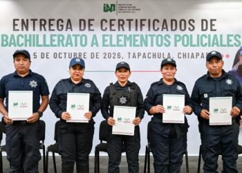 Eduardo Ramírez entrega certificados de bachillerato a policías de seis municipios