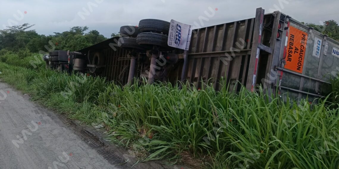 Investigan accidente de tráiler cargado con carne en libramiento de Ciudad Hidalgo