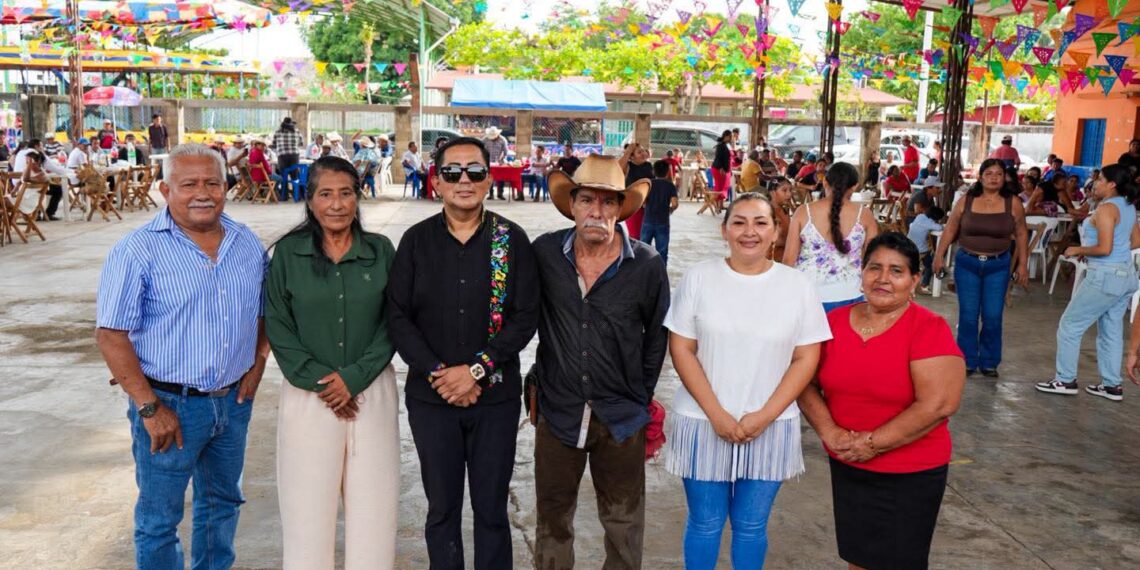 Elmer Vázquez acompaña a familias de Benito Juárez Cosalapa en aniversario de la dotación de tierras