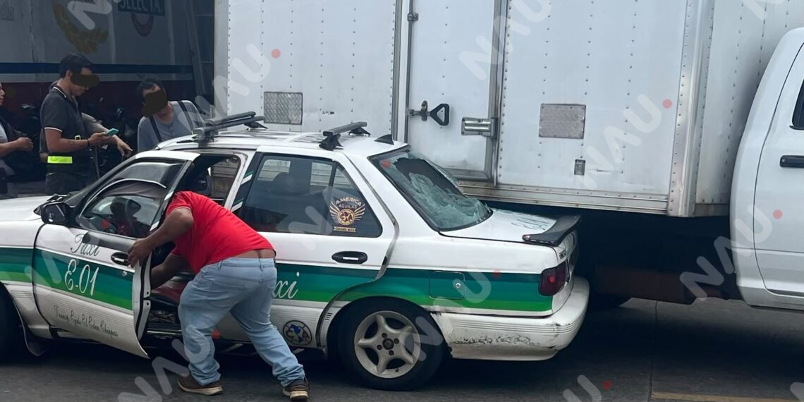 Camión golpea taxi con cinco pasajeros al salir de una bodega en Tapachula
