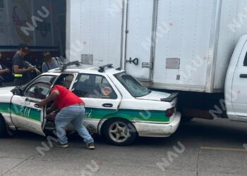 Camión golpea taxi con cinco pasajeros al salir de una bodega en Tapachula