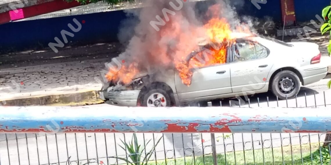 Fuego consume automóvil en la 4ª Sur de Tapachula