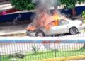 Fuego consume automóvil en la 4ª Sur de Tapachula