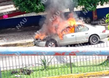 Fuego consume automóvil en la 4ª Sur de Tapachula