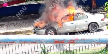 Fuego consume automóvil en la 4ª Sur de Tapachula