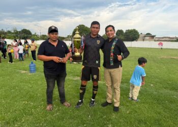 Elmer Vázquez acompaña jornada deportiva y premiación de torneo de futbol en La Libertad