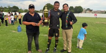 Elmer Vázquez acompaña jornada deportiva y premiación de torneo de futbol en La Libertad