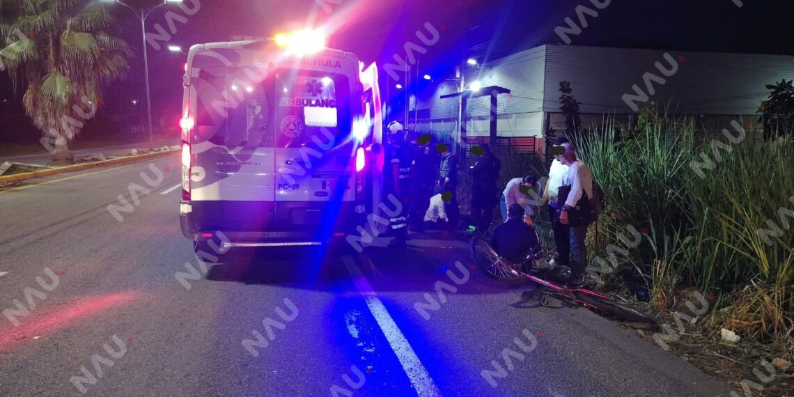Choque entre motocicleta y bicicleta deja dos lesionados en la carretera a Tapachula