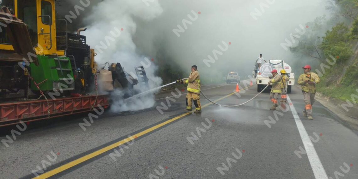 Arde remolque de tractocamión con maquinaria ferroviaria en Arriaga