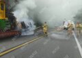 Arde remolque de tractocamión con maquinaria ferroviaria en Arriaga