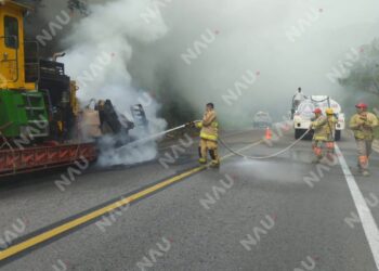 Arde remolque de tractocamión con maquinaria ferroviaria en Arriaga
