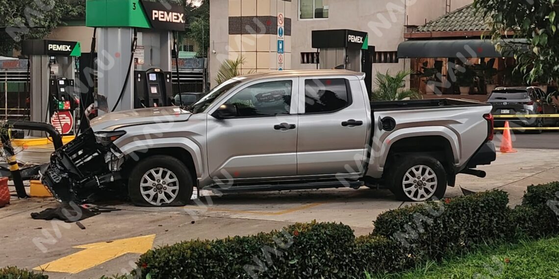 Camioneta choca contra protección de bombas en gasolinera de Tapachula