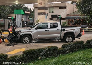 Camioneta choca contra protección de bombas en gasolinera de Tapachula
