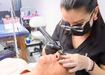 Beba Pedrero y Yamil Melgar invitan a micropigmentación
