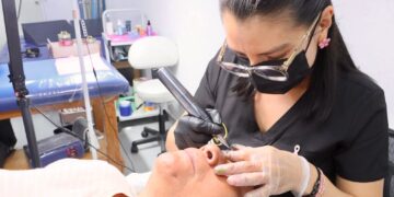 Beba Pedrero y Yamil Melgar invitan a micropigmentación