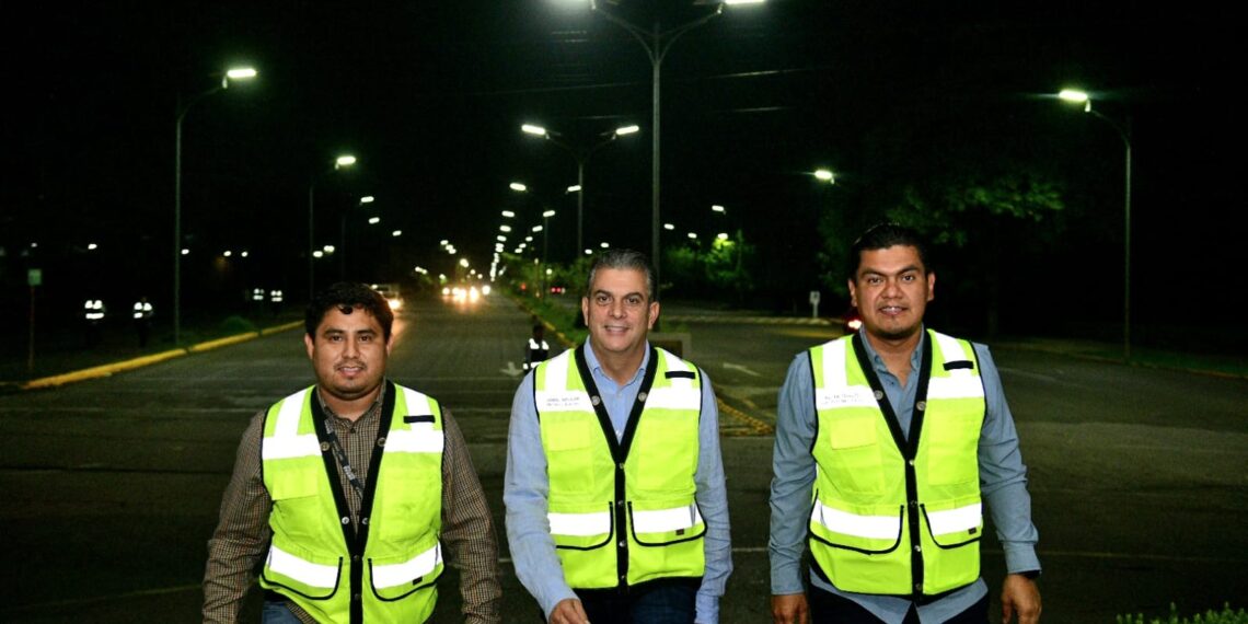 Yamil Melgar supervisa alumbrado público en calles de Tapachula