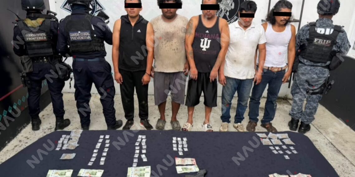 Detienen a cinco hombres con presunta droga y un arma hechiza en Tuxtla Chico
