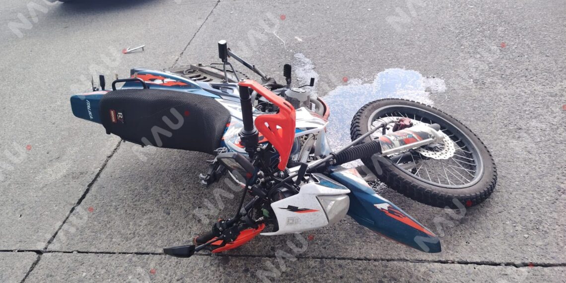 Dos motociclistas resultan lesionados en choque con automóvil en Tapachula