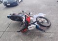 Dos motociclistas resultan lesionados en choque con automóvil en Tapachula