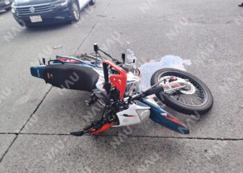 Dos motociclistas resultan lesionados en choque con automóvil en Tapachula
