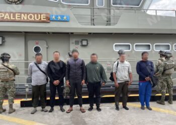Rescatan a seis extranjeros en una embarcación frente a costas de Chiapas