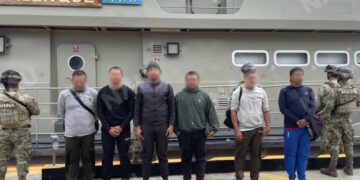 Rescatan a seis extranjeros en una embarcación frente a costas de Chiapas