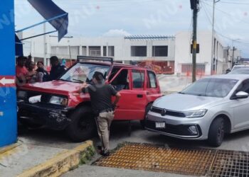 Choque en la primera Oriente deja daños en dos vehículos y un comercio