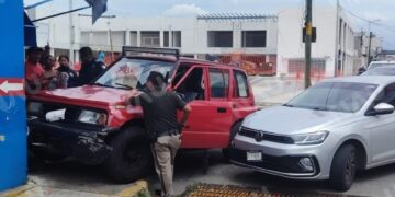 Choque en la primera Oriente deja daños en dos vehículos y un comercio