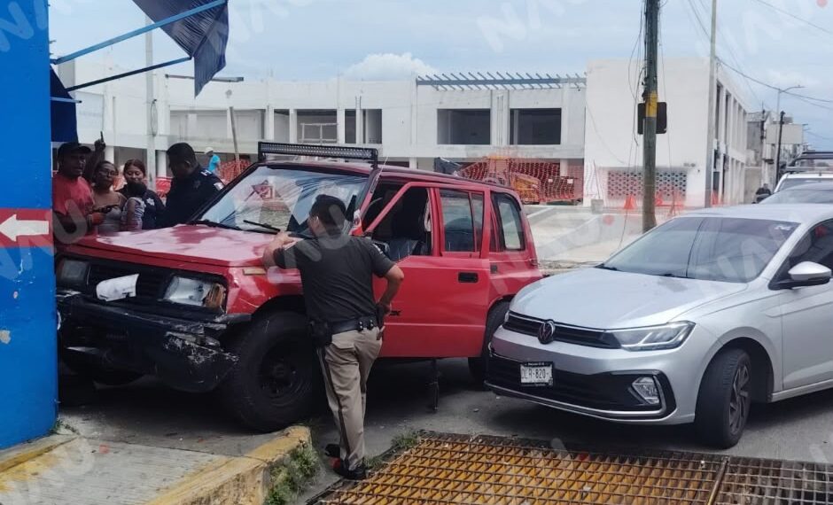 Choque en la primera Oriente deja daños en dos vehículos y un comercio