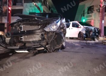 Camioneta con placas de Guatemala acaba contra semáforo tras choque en Tapachula