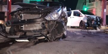 Camioneta con placas de Guatemala acaba contra semáforo tras choque en Tapachula