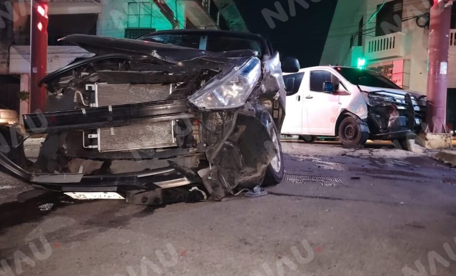 Camioneta con placas de Guatemala acaba contra semáforo tras choque en Tapachula